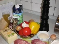 Schweinekotelette paniert, mit fr. Paprika-Tomatengemüse + gebr.Steinpilzpolentamedaillons - Rezept