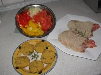 Schweinekotelette paniert, mit fr. Paprika-Tomatengemüse + gebr.Steinpilzpolentamedaillons - Rezept - Bild Nr. 2