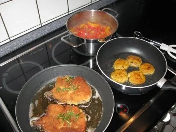 Schweinekotelette paniert, mit fr. Paprika-Tomatengemüse + gebr.Steinpilzpolentamedaillons - Rezept - Bild Nr. 3