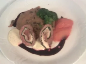 Kalbsschnitzel mit Geflügelfarce, Mangold und Speck gefüllt - Rezept