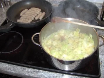 Rezept: Spitzkohl - Pfanne mit Rostbratwürsten Bild Nr. 3 Spitzkohl - Pfanne mit Rostbratwürsten - Rezept - Bild Nr. 3