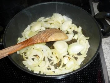 Gulasch : Gulasch mit Rosenkohl und Salzkartoffeln - Rezept - Bild Nr. 2