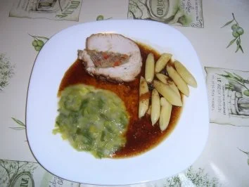 Gefüllte Putenrolle an Malzbiersauce mit Lauchgemüse und Schupfnudeln - Rezept