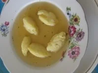 Bouillon mit Griessknödel - Rezept