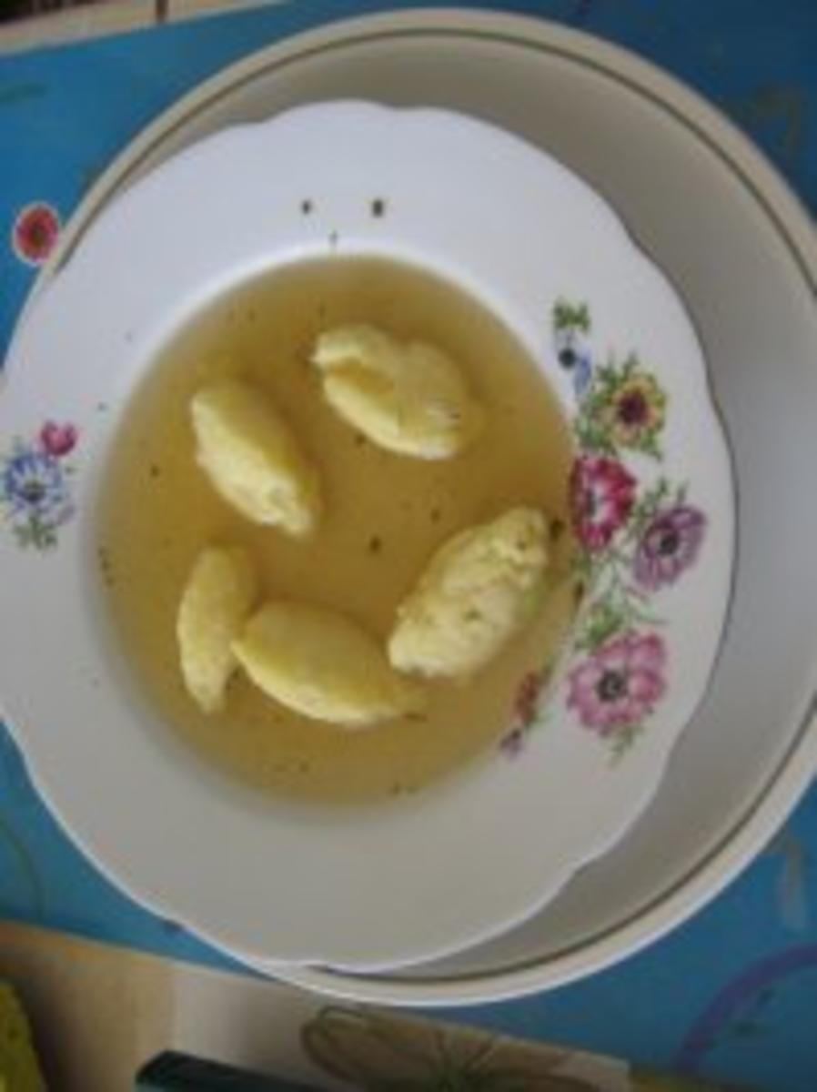 Bouillon mit Griessknödel Rezept mit Bild kochbar.de