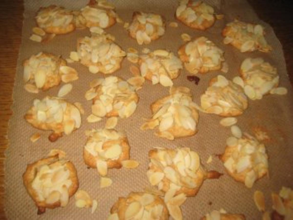 Leckere Marzipan-Orangen-Plätzchen auf einem Teller liegend