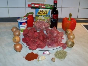 Rezept: Gulaschtopf mit kleinen Klöschen Bild Nr. 2 Gulaschtopf mit kleinen Klöschen - Rezept - Bild Nr. 2