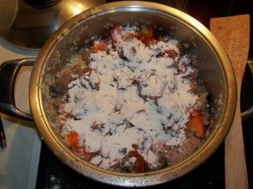 Rezept: Gulaschtopf mit kleinen Klöschen Bild Nr. 5 Gulaschtopf mit kleinen Klöschen - Rezept - Bild Nr. 5