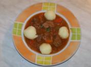 Gulaschtopf mit kleinen Klöschen - Rezept