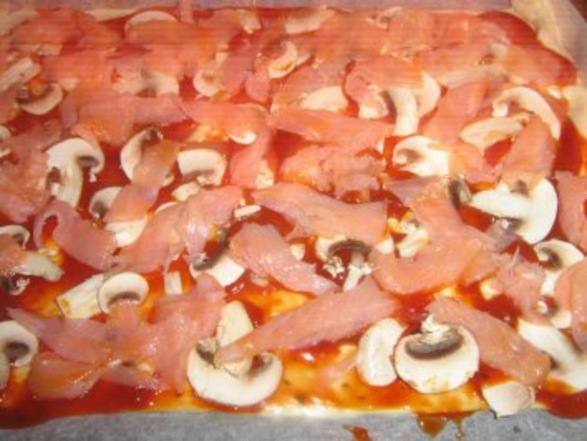 Pizza - Champignon-Lachs, mit Mozzarella - Rezept - Bild Nr. 3