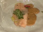 Rezept: Bachsaibling in Tee geräuchert mit Wildkräuter-Salat Bachsaibling in Tee geräuchert mit Wildkräuter-Salat - Rezept