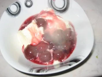 Vanilleeis mit heissen Kirschen - Rezept