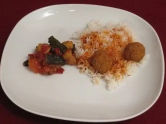 Hackfleisch-Bällchen auf Basmatireis mit Okra-Gemüse-Curry - Rezept