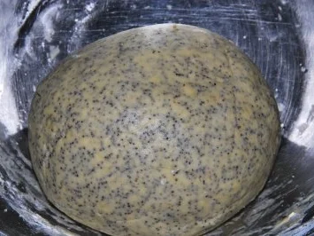 Weihnachtsgebäck: gefüllte Mohn-Marzipan-Kringel - Rezept - Bild Nr. 3