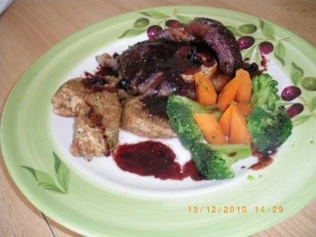 Rinderbeinscheiben mit Blaubeersauce und Vollkornknödel - Rezept