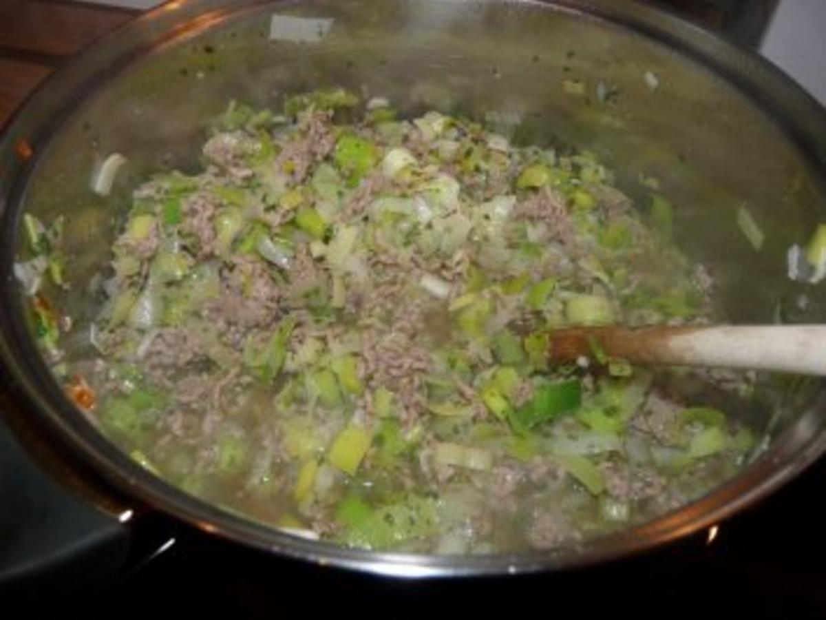 Lauch-Käsesuppe mit Hackfleisch - Rezept - kochbar.de