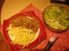 Zwiebelschnitzel mit Pommes und Salat - Rezept