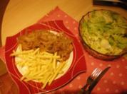 Zwiebelschnitzel mit Pommes und Salat - Rezept