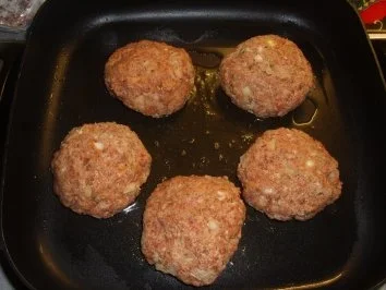 Fleischgerichte: Buletten mit Bärlauchcreme und Camembert gefüllt - Rezept - Bild Nr. 4