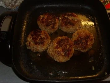 Fleischgerichte: Buletten mit Bärlauchcreme und Camembert gefüllt - Rezept - Bild Nr. 5