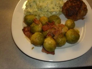 Rezept: Beilagen: Rosenkohl mit Schinkenstreifen und Zwiebeln Beilagen: Rosenkohl mit Schinkenstreifen und Zwiebeln - Rezept