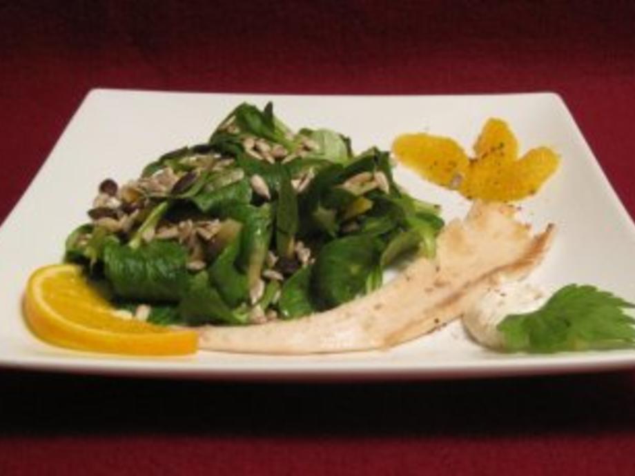 Gemischter Salat mit Orangenvinaigrette und geräucherter Forelle ...