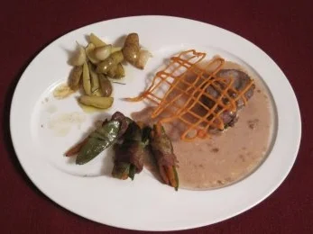 Flambiertes Rinderfilet an Pfeffersoße mit Möhren-Zuckerschoten-Päckchen - Rezept