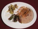 Flambiertes Rinderfilet an Pfeffersoße mit Möhren-Zuckerschoten-Päckchen - Rezept