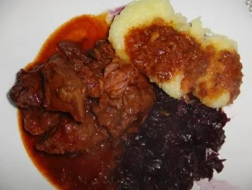 Gemischtes Gulasch für jeden Anlaß, leicht alkoholisiert - Rezept