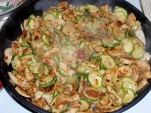 Bunte Nudel-Pfanne mit Weißwurstklößchen - Rezept - Bild Nr. 6