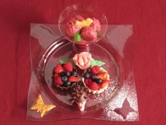 Joghurt-Beeren-Eis mit Variationen von Beeren der Saison in der Schokoblüte - Rezept