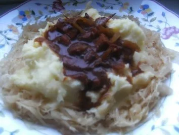 Wurstgulasch im Kartoffel-Sauerkraut-Bett - Rezept