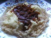 Wurstgulasch im Kartoffel-Sauerkraut-Bett - Rezept