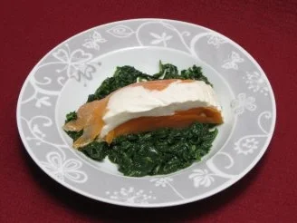 Rezept: Räucherlachsmousse auf gebratenem Spinatsalat Räucherlachsmousse auf gebratenem Spinatsalat - Rezept