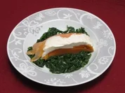 Räucherlachsmousse auf gebratenem Spinatsalat - Rezept