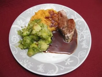 Rezept: Schweinefilet auf Süßkartoffelpüree mit Lebkuchenjus und Rosenkohl Schweinefilet auf Süßkartoffelpüree mit Lebkuchenjus und Rosenkohl - Rezept