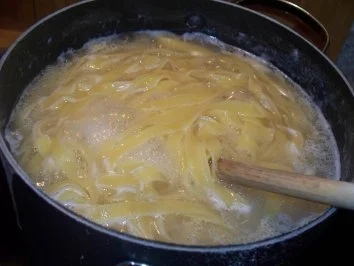 Rezept: Bandnudeln in Speck-Rahm-Soße Bild Nr. 3 Bandnudeln in Speck-Rahm-Soße - Rezept - Bild Nr. 3