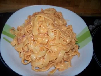 Rezept: Bandnudeln in Speck-Rahm-Soße Bandnudeln in Speck-Rahm-Soße - Rezept