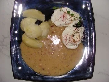Pochierte Eier mit süß-saurer Specksauce - Rezept