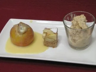 Baby-Bratapfel mit Vanillesoße, Apfelkuchen-Praline und Lebkuchen-Eis - Rezept