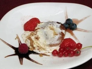 Marinierte Pfirsiche an Zimtsahne mit Allerlei - Rezept