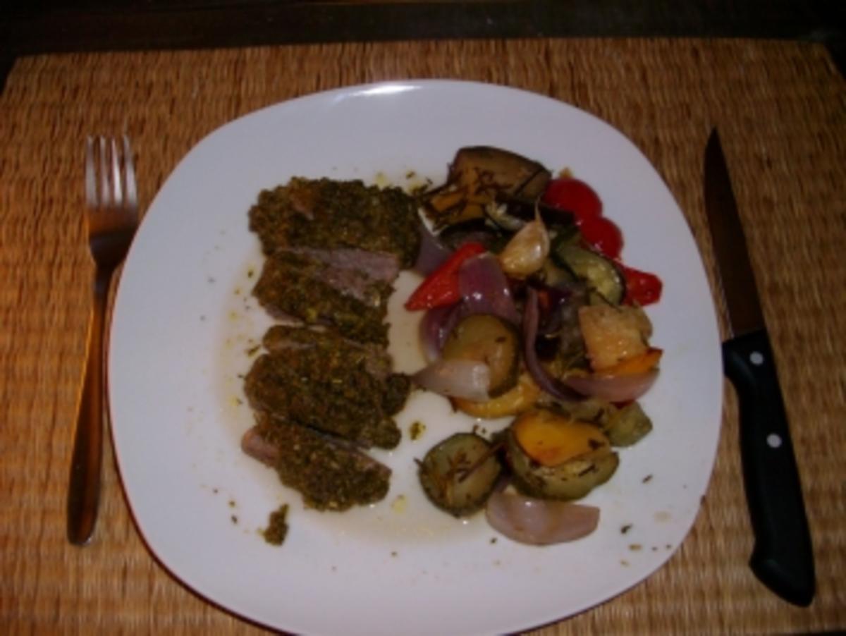 Kräuter-Lammlachse mit mediterranem Ofengemüse - Rezept
