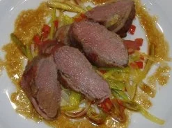 Lamm im Speckmantel mit Orangen-Lauch - Rezept