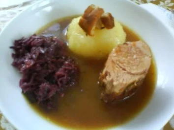 Gefüllte Schweinelende mit Thüringer Klößen und fruchtigem Rotkohl - Rezept