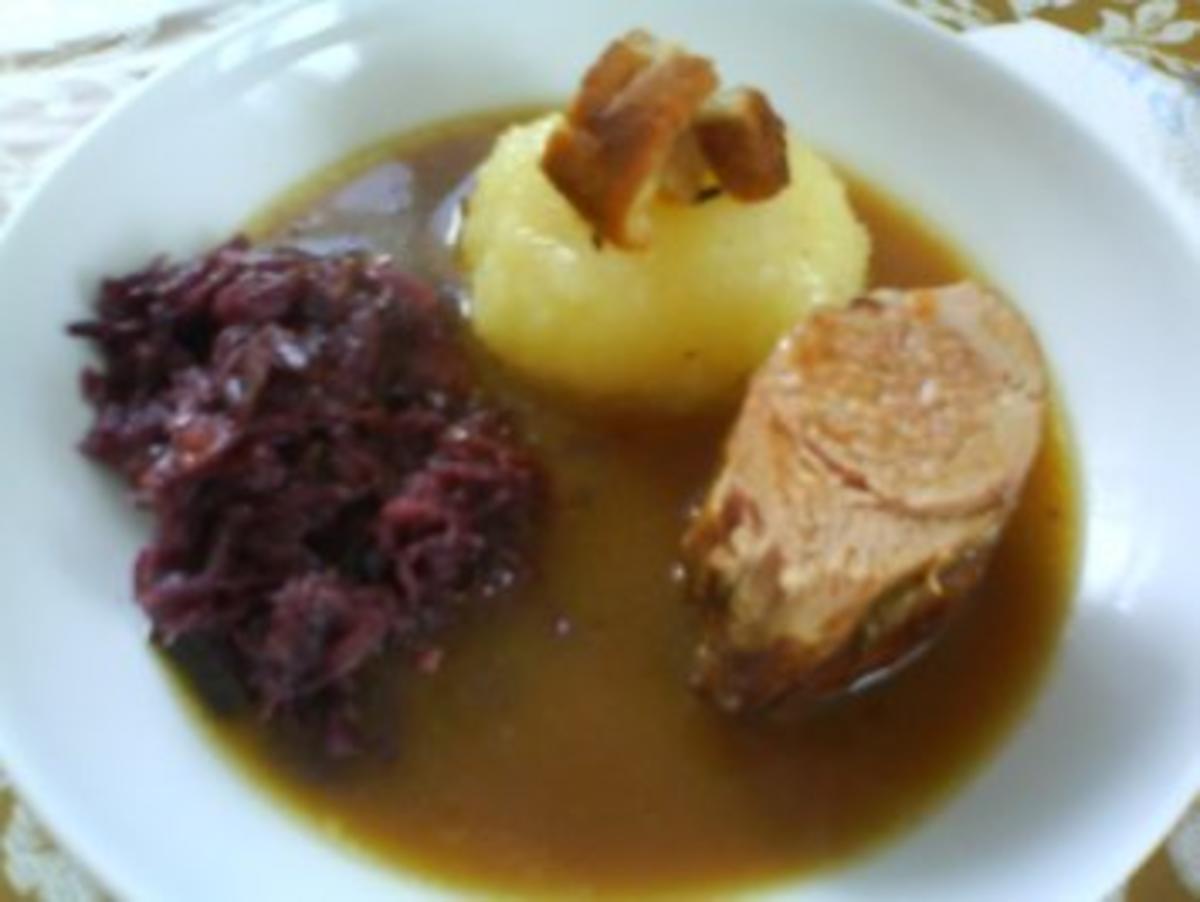 Bilder für Gefüllte Schweinelende mit Thüringer Klößen und fruchtigem Rotkohl - Rezept