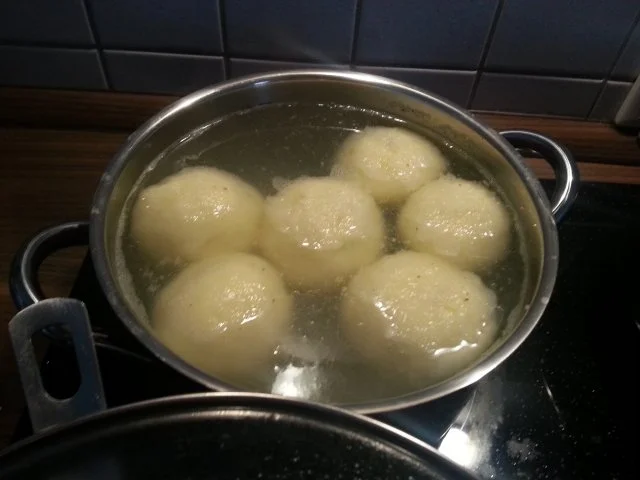 Gefüllte Schweinelende mit Thüringer Klößen und fruchtigem Rotkohl - Rezept - Bild Nr. 4