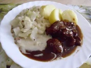 Schweingulasch scharf mit Weißkohlgemüse - Rezept