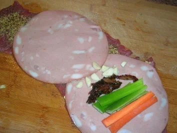 Rezept: Rouladen italienisch mit Mortadella und Nudeln Bild Nr. 3 Rouladen italienisch mit Mortadella und Nudeln - Rezept - Bild Nr. 3