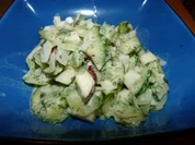 Gurkensalat mit Apfel und Sahne - Rezept