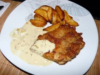 Rezept: Putenschnitzel mit Senf-Sahne Soße und Kartoffelecken Putenschnitzel mit Senf-Sahne Soße und Kartoffelecken - Rezept